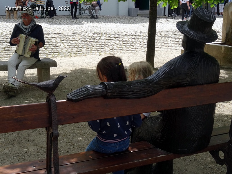 DSC09197.JPG - ... un bras protecteur attend ce jeune public, ...