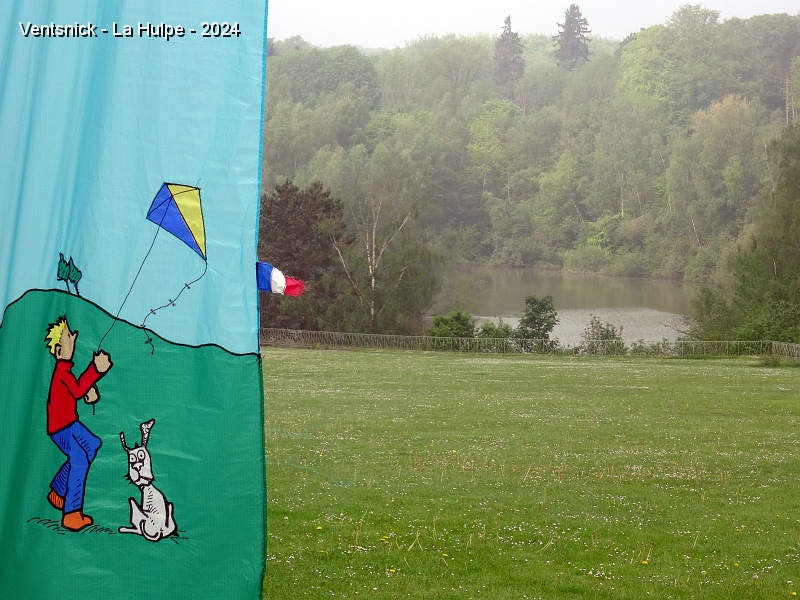 DSC04358.JPG - C'est sous un ciel brumeux que démarre la journée. (Bannière de Henri Debeuckelaere)