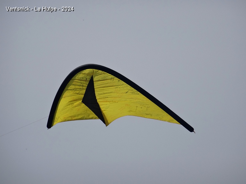 DSC04388.JPG - Johan lance son Delta qui est couvert de nombreuses dédicaces !