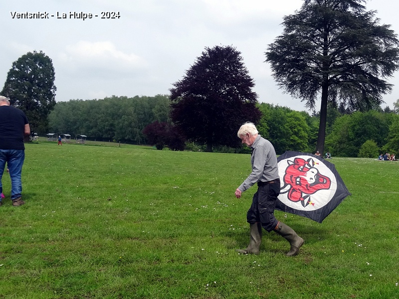 DSC04393.JPG - C'est l'heure du combat de Rokkaku. Nest Lernout prend place, ...