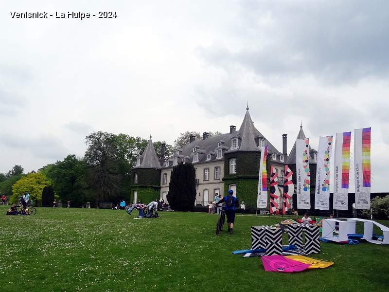 DSC04413.JPG - Les cerfs-volistes prennent l'air aux abords du château, ...