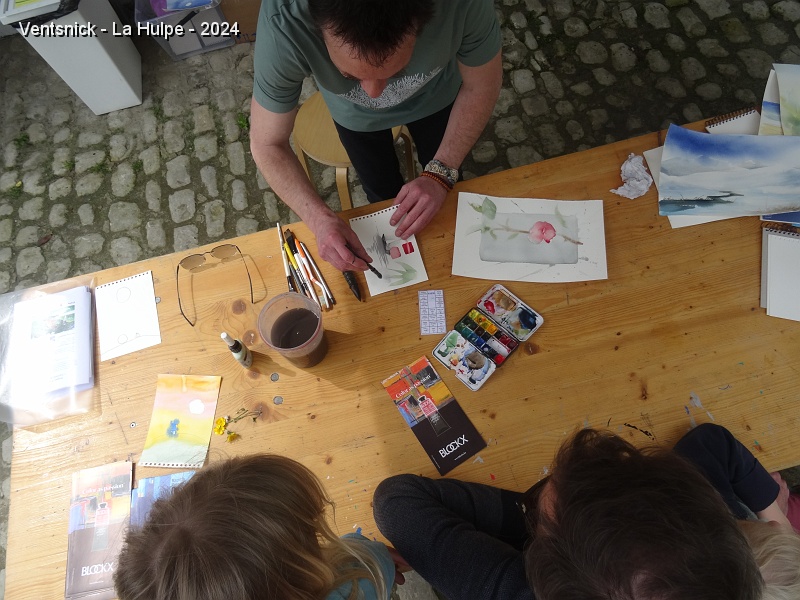 DSC04423.JPG - Ici on explique aux enfants la technique de diffusion des couleurs en aquarelle.