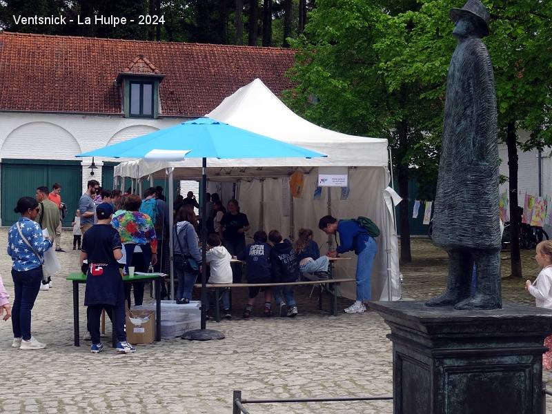 DSC04427.JPG - Un chapiteau accueille les enfants, ...