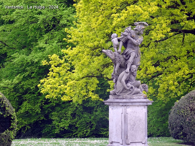 DSC04445.JPG - ... le parc est décoré de statues et,  ...