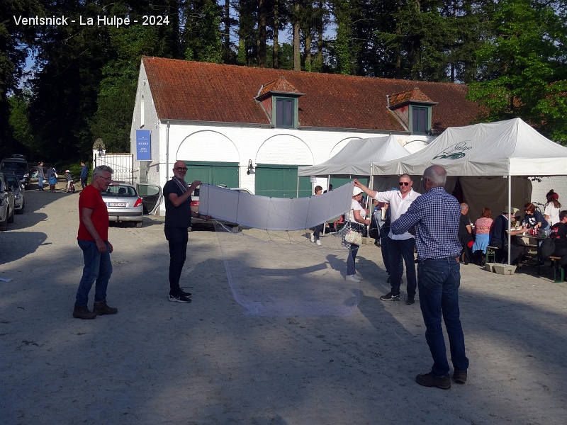 DSC04465.JPG - ... Christophe nous fait ...