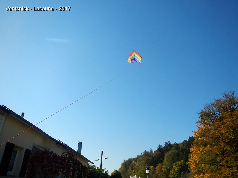 DSCN0431.jpg - ... la nacelle très légère de Michel Trouillet est sur le point d'être attachée ... (Photo Michel Trouillet).