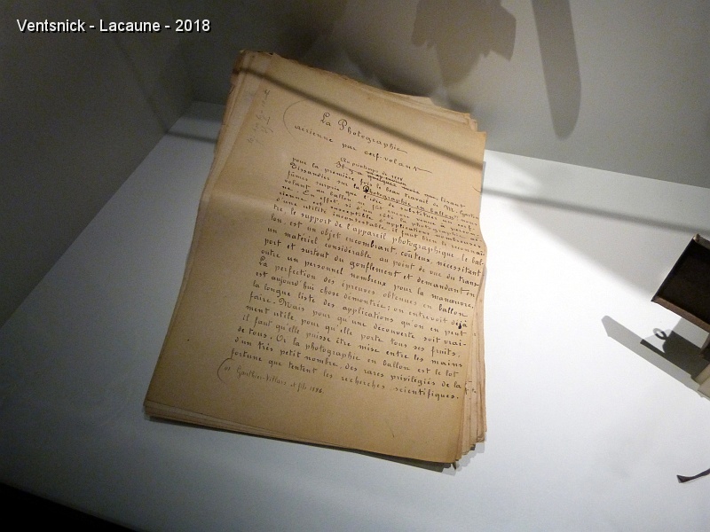 P1330586.JPG - Si, à l'époque, il  était possible d'effectuer les vues aériennes par ballon en emmenant un photographe à bord le dispositif était néanmoins compliqué à mettre en oeuvre, dangereux, coûteux, et réservé à une minorité ! Arthur Batut souhaitait rendre la photographie aérienne accessible à tous ! Le cerf-volant pouvait répondre à cet objectif !