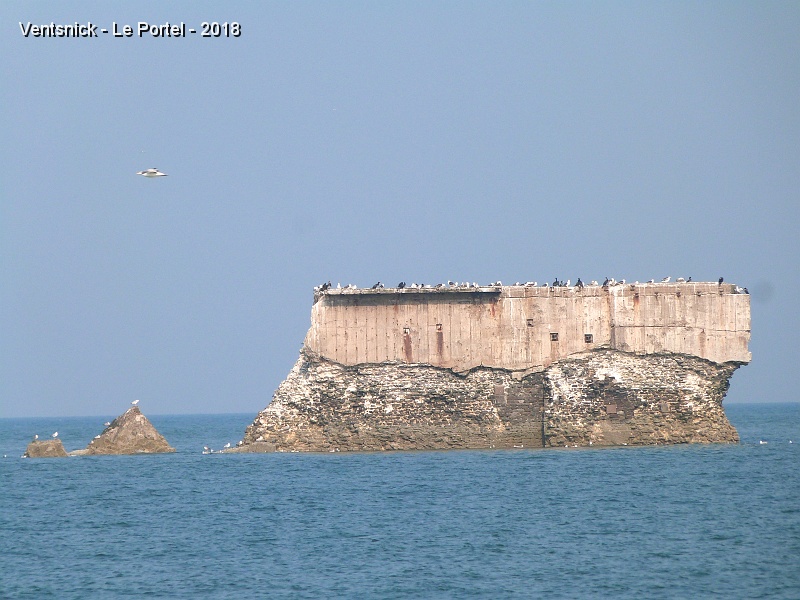P1300132.jpg - ... les ruines du Fort de l'Heurt, construit en pleine mer, sont accessibles à pieds à marée basse.