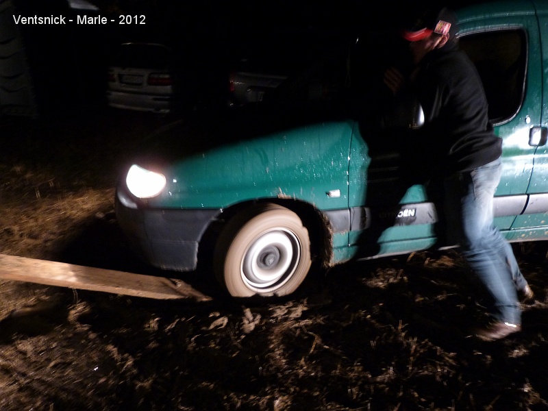 P1020445.JPG - 22 heures et "LA" cerise sur le gâteau, la voiture de José est embourbée ... il faudra le sortir de là et ce ne sera pas une mince affaire !