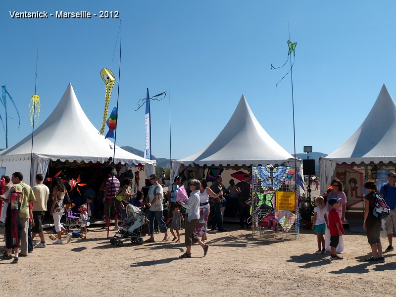 P1010529.JPG - ... côté stands c'est l'effervescence ...