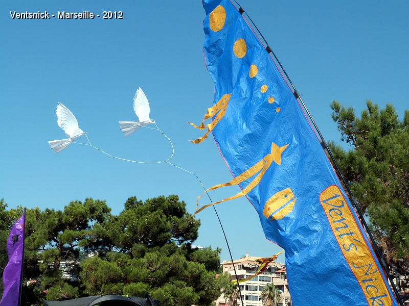 P1010559.JPG - Le festival s'achève, tout s'est bien passé, une organisation sans faille, un vrai succès. Nous remercions les organisateurs pour le bon accueil réservé aux cerfs-volistes. Nous avons fait connaissance avec de nouvelles têtes, c'est aussi à cela que servent les Festivals. Quel plaisir de partager notre passion avec le public, de lui offrir un spectacle dont il se souviendra longtemps et de relever le défi de décorer le ciel même quand les conditions de vol sont difficiles !  Voilà une fête du Vent qu'il faut considérer comme incontournable, un évènement à ne pas râter, que ce soit côté public ou cerfs-volistes !  Au plaisir de vous retrouver à Marseille ! Bon vent à tous.