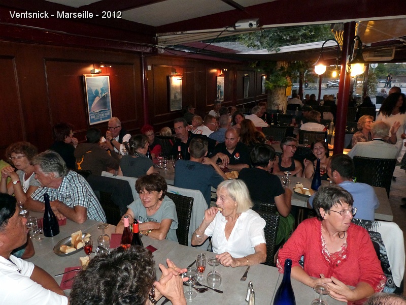 P1010417.JPG - ... le moment est venu de se retrouver autour d'une bonne table ...