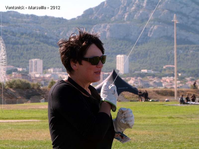 P1010126.JPG - tenus par Kirsten Sauer (Kisa Art Kites).