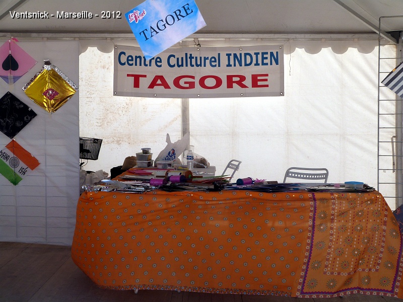 P1010196.JPG - ... plusieurs pays y tiennent un stand ...