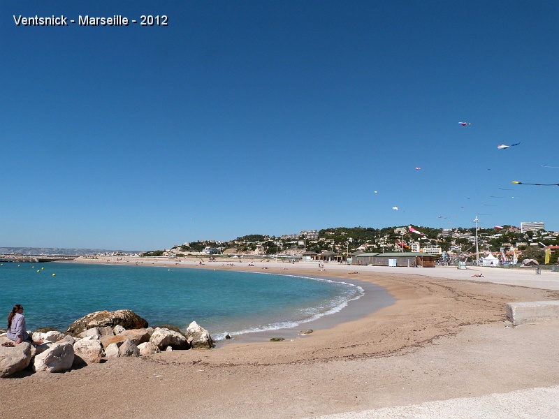 P1010208.JPG - Quelques rares personnes profitent de la plage ... on est vendredi, dès demain la plage sera bondée ...