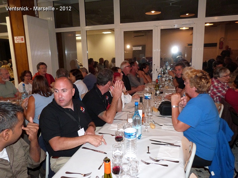 P1010283.JPG - Après un apéritif dégusté en terrasse, la soirée des cerfs-volistes démarre ...