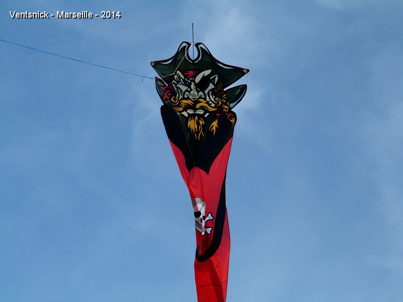 P1100689.JPG - Notre Tête de Pirate décore le ciel  ...