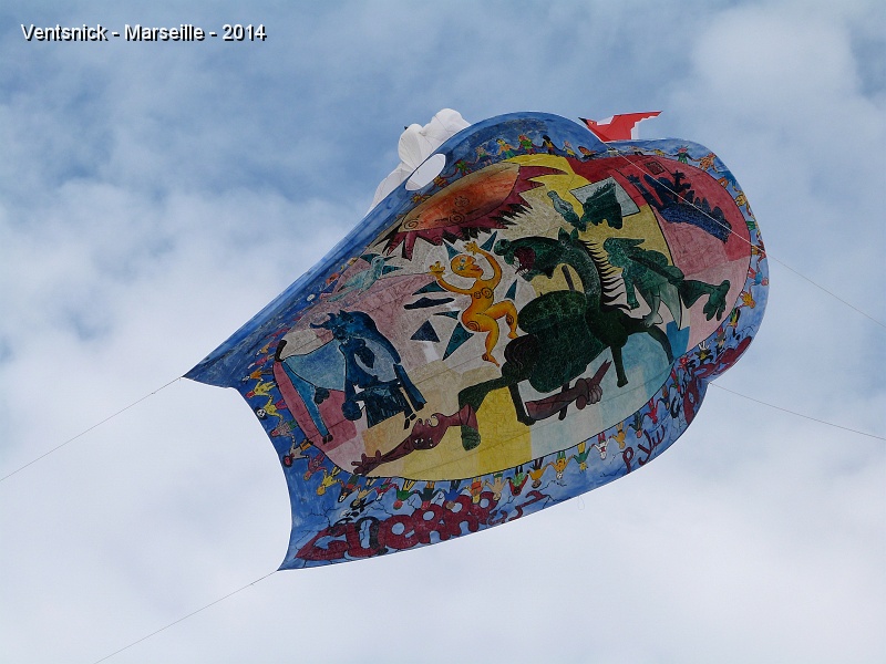 P1100758.JPG - L'équipe de Michel Trouillet décore le ciel d'une fresque surmontée d'une colombe. Cette oeuvre s'inspire du Guernica de Picasso : horreur de la guerre et souhait de la paix dans le monde.