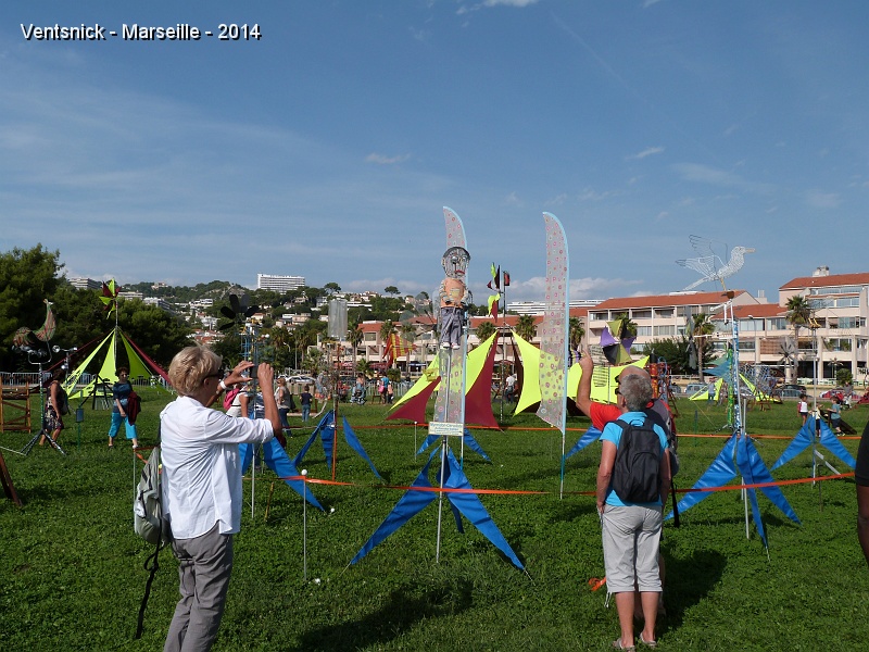 P1100561.jpg - Les jardins du vent captivent les visiteurs, ici celui de Joël Goupil ...