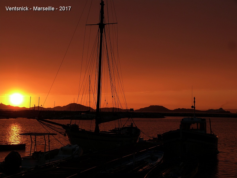P1260230.JPG - ... la 32ième édition du festival est terminée ! Que de beautés découvertes dans le ciel de Marseille ! Quel plaisir de retrouver des amis parfois perdus de vue depuis des années. L'occasion, à nouveau, de faire de nouvelles rencontres ! Merci aux organisateurs de cette manifestation et, en particulier, à la municipalité pour le très bon accueil qui est réservé aux cerfs-volistes !