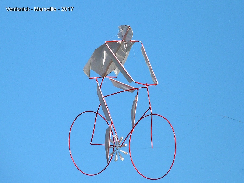 P1260358.JPG - Le "Cycliste" de Michel Solin pédale. Les parties rigides sont constituées, pour la plupart, de paille rouges...