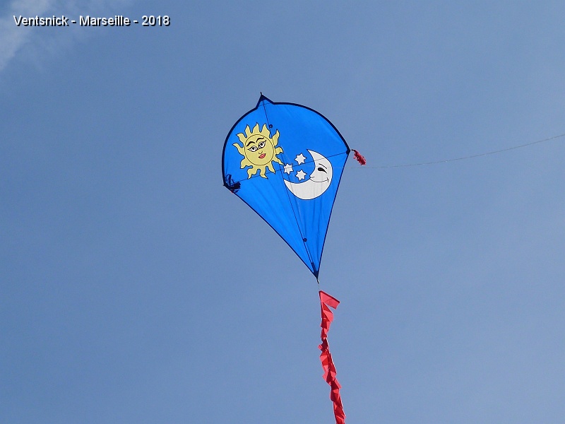 P1320041.JPG - Jean-Pierre Ollive fait voler une poire, un cerf-volant traditionnel remis aux goûts du jour en matériaux modernes !