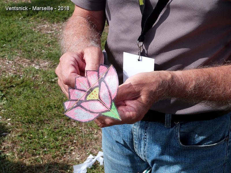 P1320046.JPG - ... ici, l'un de ses micros cerfs-volants, est entre les mains de Bernard Dupont : une fleur de lotus ...