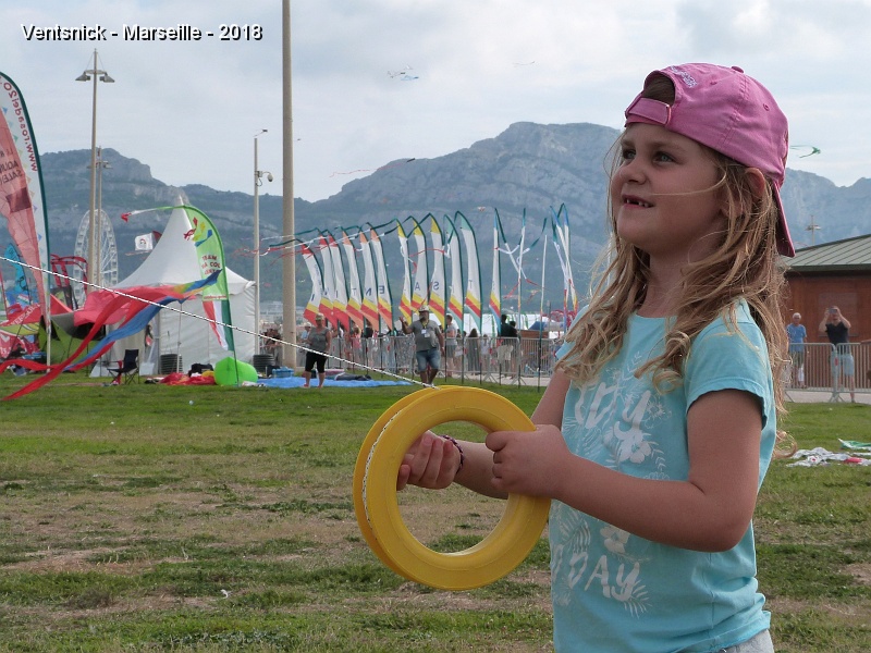 P1320148.JPG - ... sa fille, Jade, est ravie de piloter un cerf-volant de grand ! ...