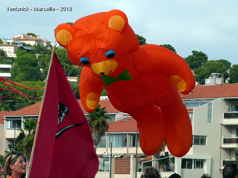 P1320149.JPG - Bruno Firon et Marc Mondin sortent leur tout nouvel ours de leurs sacs.