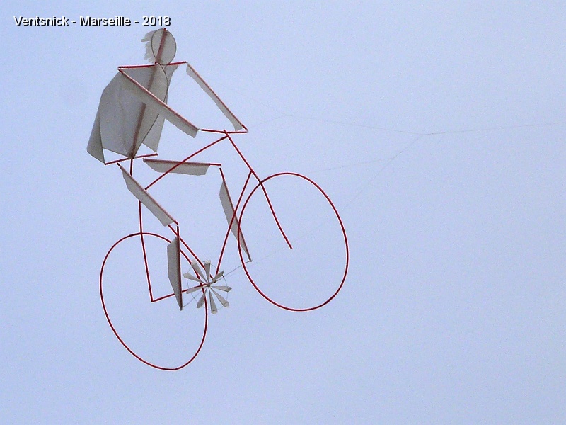 P1320162.JPG - ... l'un de ses cyclistes pédale cheveux au vent, ...