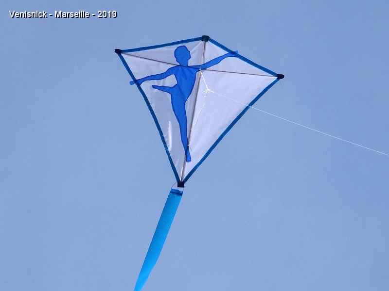 DSC03142.JPG - ... la danseuse de Marie-Andrée Cousin, à remarquer : les mains sortent du cadre du cerf-volant, ...
