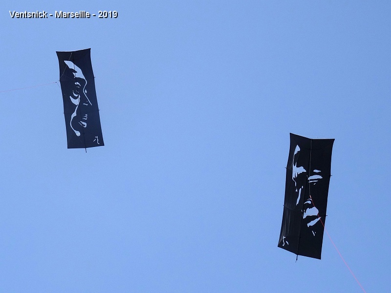 DSC03399.JPG - ... leurs cerfs-volants parlent d'eux même ! Les parties claires de ces cerfs-volants sont transparentes, elles prennent donc la couleur du ciel !