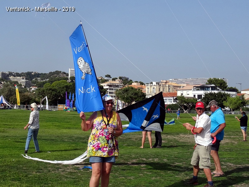 DSC03430.JPG - Vient le moment du vol en bleu et blanc, les couleurs de Marseille,  les cerfs-volistes se regroupent en bout de terrain, ...