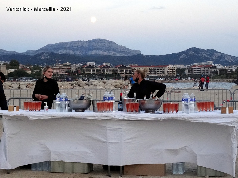 DSC07427.JPG - ... l'apéritif attend les cerfs-volistes ...