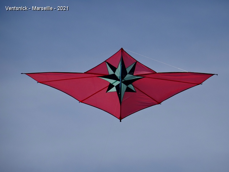 DSC07317.JPG - Le vent est très faible, le Jessica de Bruno Claes s'élève dans le ciel, ...