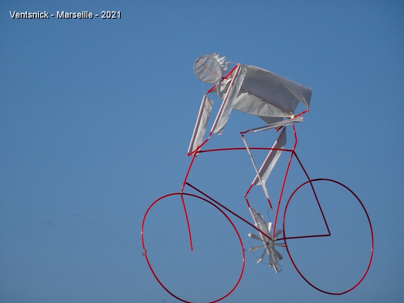 DSC07421.JPG - Son cycliste parcourt quelques longueurs dans le ciel Marseillais !
