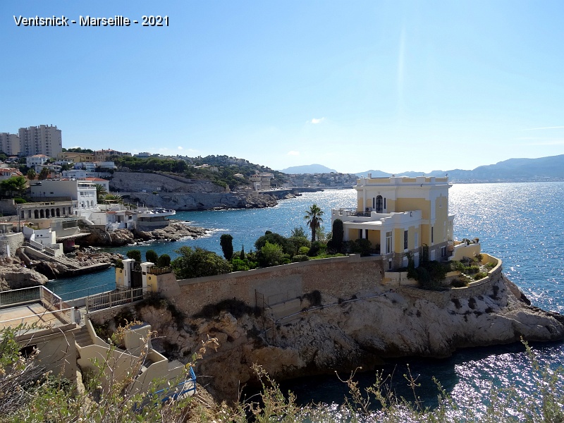 DSC07255.jpg - Les calanques, une villa construite sur un promontoire qui s'avance dans la mer.