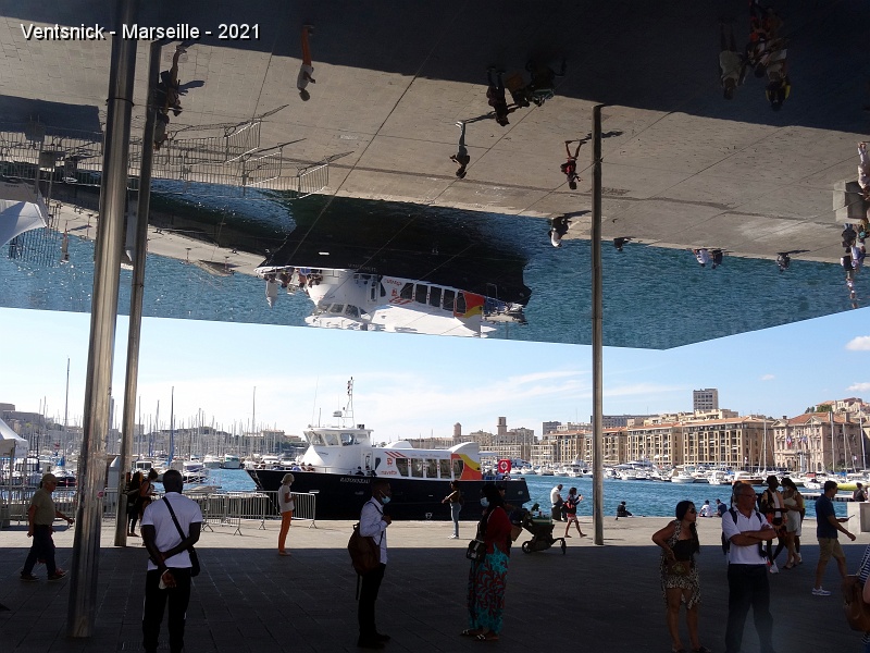 DSC07278.jpg - L'ombrière-miroir du Vieux port.