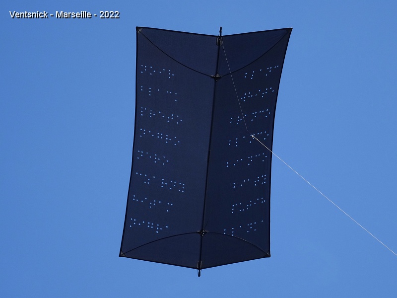 DSC00612.JPG - ... aux décors très discrets, ici du Braille perforé dans la voile !