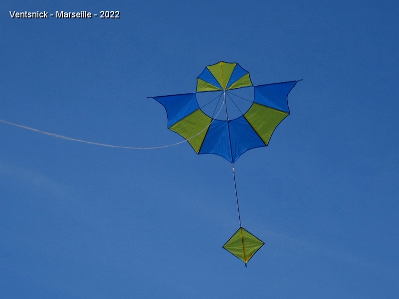 DSC00636.JPG - ... et notre Aura plane dans la brise légère.