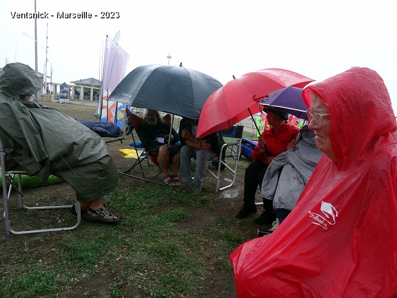 DSC03046.JPG - Nous attendons que la pluie cesse ! Fort heureusement un temps sec revient le samedi en début d'après-midi !