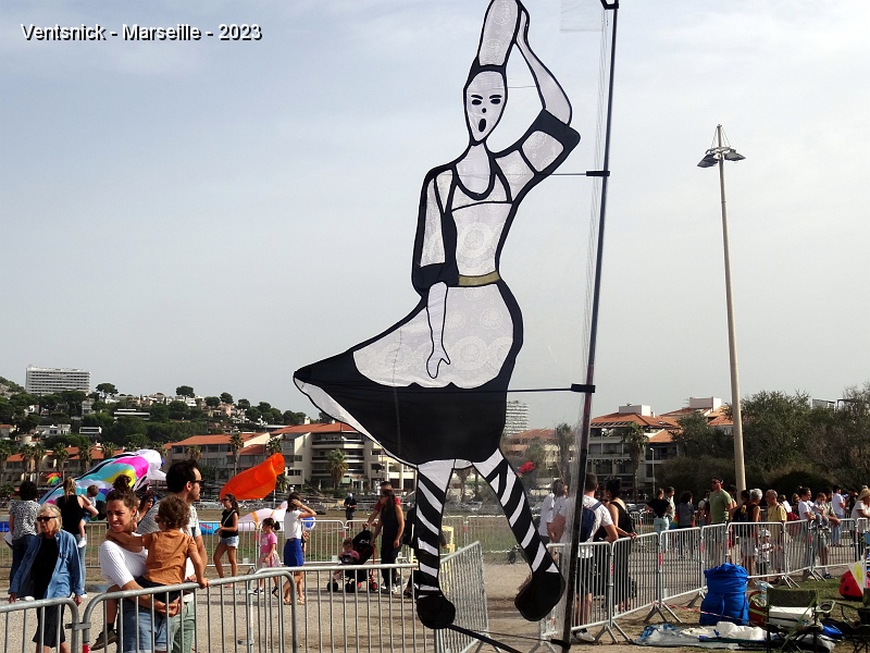 DSC03148.JPG - La Bretonne de Thérèse Uguen retient sa coiffe et sa robe qui s'envolent !