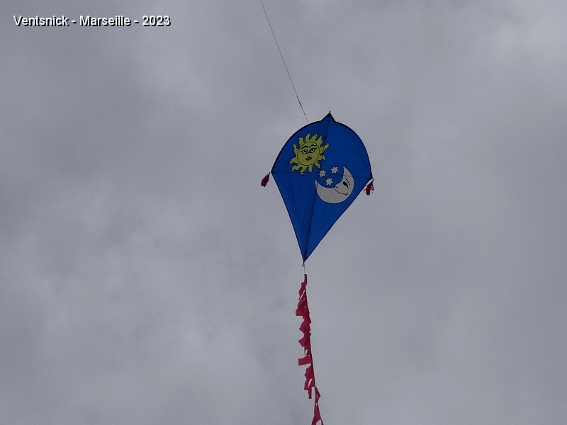 DSC03178.JPG - ... il a aussi construit, avec des matériaux modernes, le traditionnel cerf-volant "La poire".