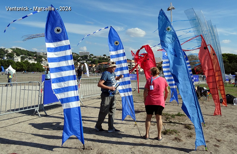 DSC05031.JPG - Eric Aouara a construit des bannières "Sardine" aux couleurs de Marseille en souvenir de celle, très célèbre, qui boucha un jour son port !