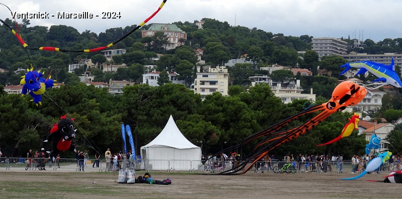 DSC05198.JPG - ... des décors de taille plus modeste se balancent près du sol.