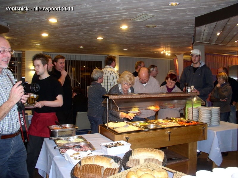 P1080143.JPG - ... le buffet des entrées est ouvert ...