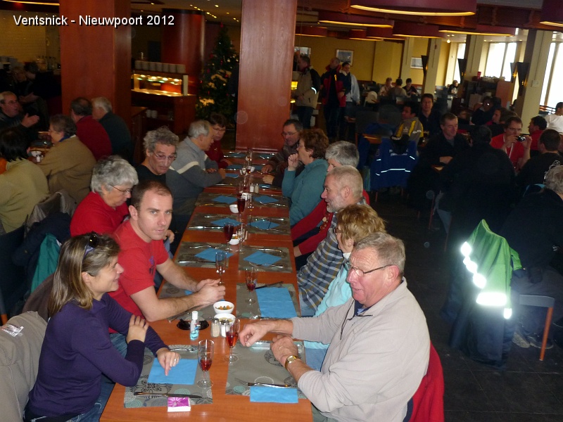 P1060369.JPG - ... l'apéritif se déguste entre amis et avec modération ...