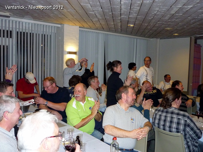 P1060399.JPG - ... le groupe est vigoureusement applaudi ...