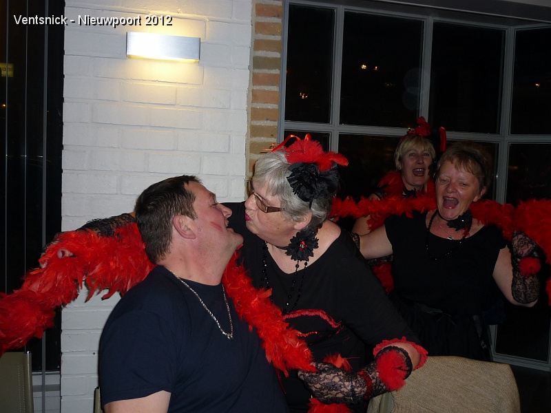 P1060413.JPG - Les danseuses font alors la bise aux heureuses personnes dont c'est l'anniversaire ...