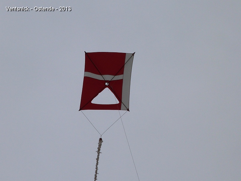 P1040322.jpg - Une ouverture pratiquée en bas de voile stabilise ce cerf-volant ...